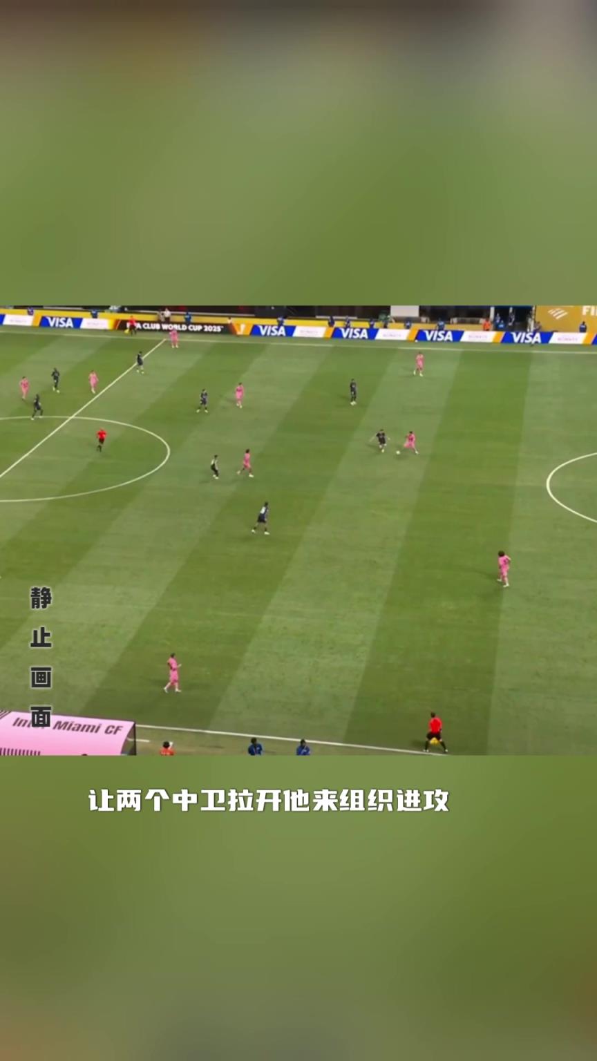 低级失误！布斯克茨回撤拿球被断送大礼！