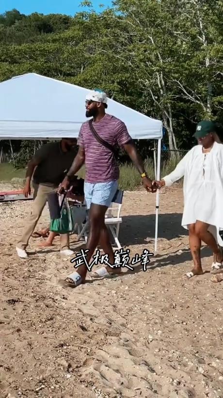 GOAT也有暖男一面！詹姆斯在海边小心翼翼的牵着萨瓦纳...