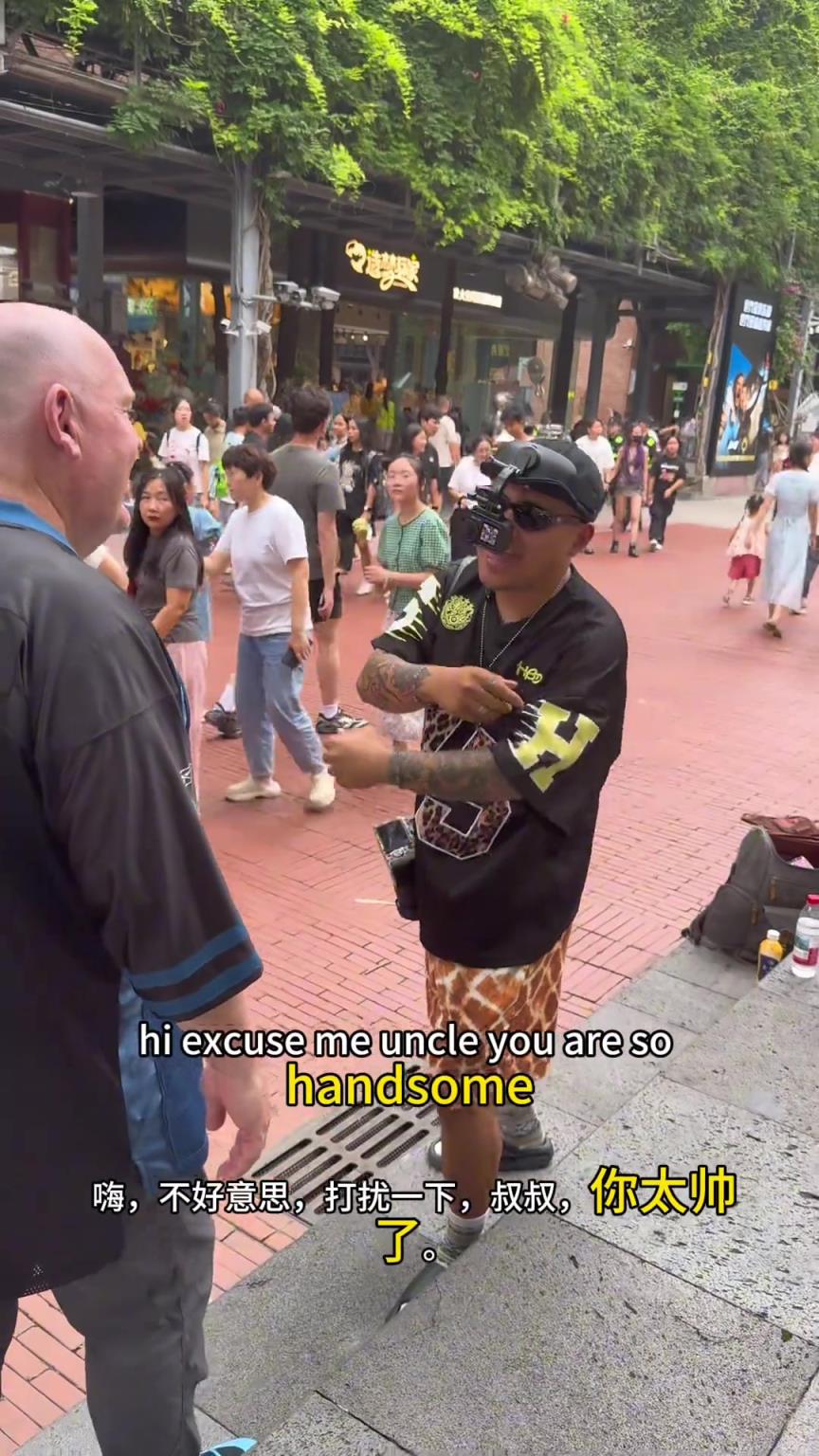加内特的铁粉大叔居然来四川玩了！还被网红逮住并秀一把街拍